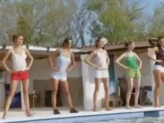 Six meztelen lányok által a medence -től italia