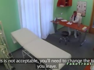 Seksikäs potilas perseestä sisään odotus huone sisään väärennös sairaalan