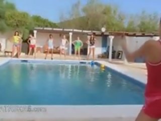 Six nu meninas por o piscina a partir de europa