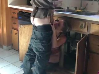 Gelukkig loodgieter geneukt door tiener - erin electra (clip)