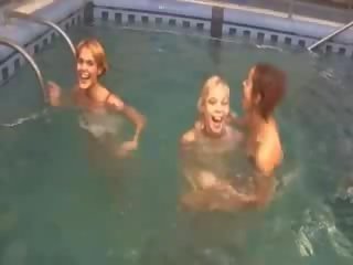 Sexy lezzies in de zwemmen zwembad