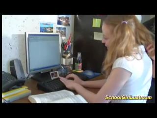 Γαλλικό κορίτσι του σχολείου σε τρελό πρωκτικό δράση
