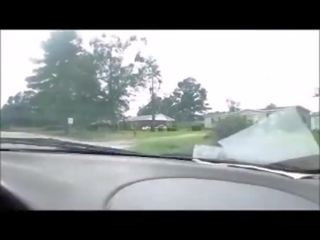 Горещ дебеланки крик човек край докато driving около град и изпразване на тя