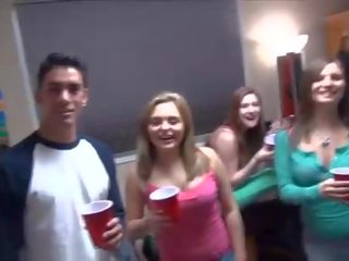 Gorące kolegium impreza z bardzo pijane studentów