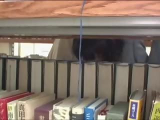 Млад ученичка пипнешком в библиотека