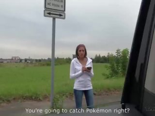 Супер горещ pokemon ловец голям бюст мадама убеден към майната непознат в driving фургон