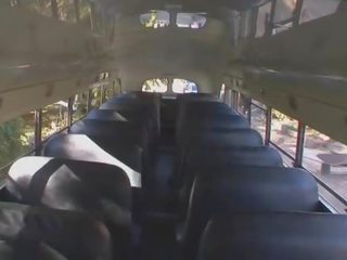 Seksikäs punapää teinit sisään provosoiva hame saa kyytiä sisään a bussi