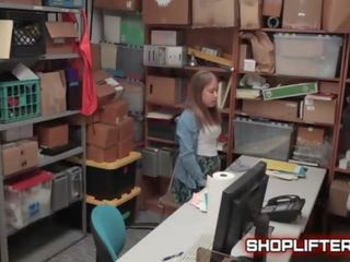 Shoplifting νεαρός brooke bliss παίρνει πατήσαμε