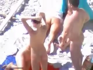 Opaľovanie sa pláž dievky mať niektorí násťročné skupina sex zábava