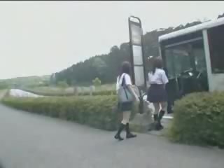 Japans schoolmeisje en maniac in bus video-