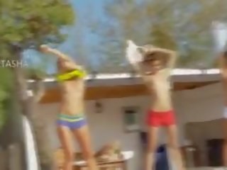 Шест гол момичета от на swimmingpool от русия