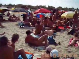Mqmf chupando polla en nudista playa