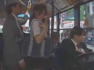 Ασιάτης/ισσα έφηβος/η κορίτσι του σχολείου χουφτωμένος/η σε λεωφορείο με ομάδα