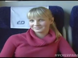 Público sexo em comboio doce jovem grávida