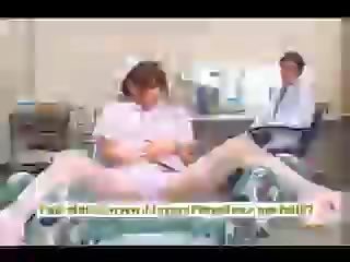 Akiho yoshizawa sexy asiatisch krankenschwester genießt neckerei die doktor