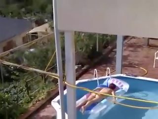 E përsosur bythë në pishinë
