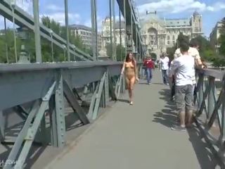 Loca desnudo tereza espectáculos su caliente cuerpo en público calles