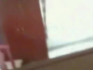 Het svart tonårs fångad masturberar av en fönster kissa