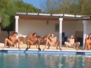 Kuusi alasti tytöt mukaan the altaan alkaen poland